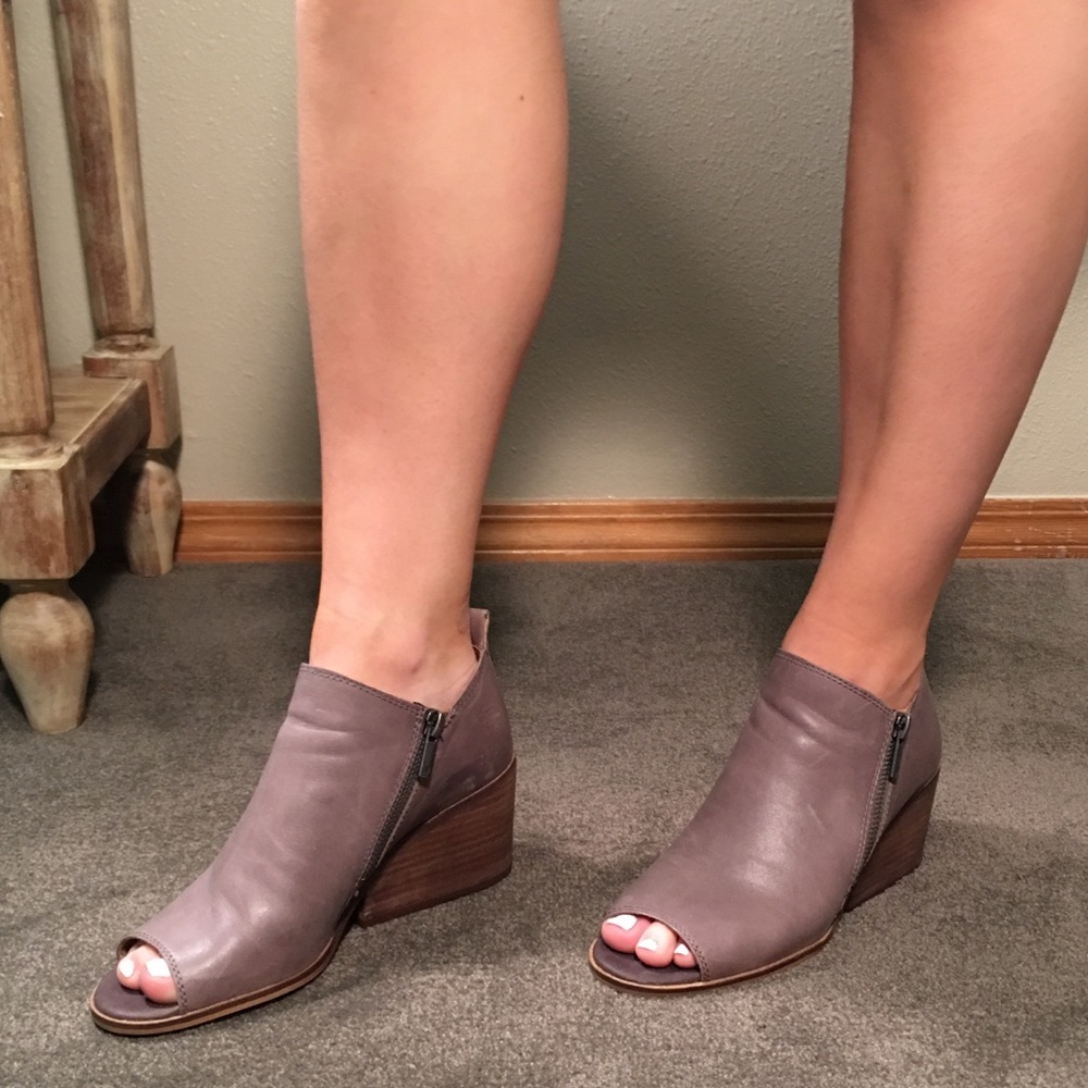Lucky Brand Sinzeria Leather Bootie